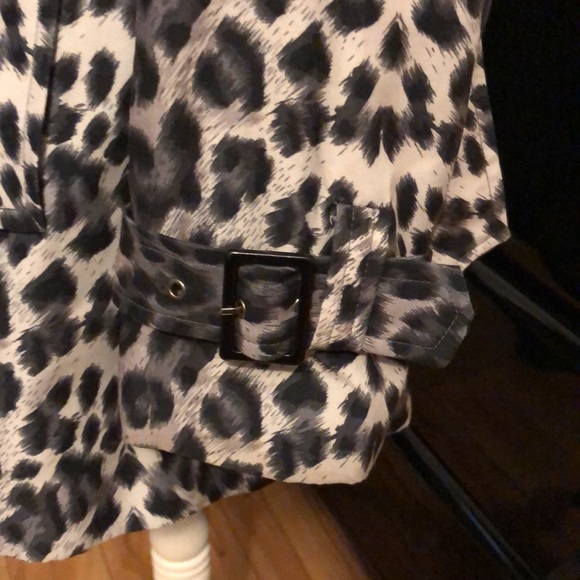 Grey leopard print jacket with big buckle - Picture 4 of 5